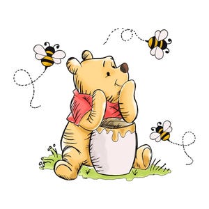 以下が含まれることがあります： 赤いシャツを着た黄色いクマが緑の草の上に座り、側面から黄金色の蜂蜜が垂れている白い蜂蜜の壺に寄りかかっています。黒と黄色の縞模様の3匹の小さなハチが、それぞれ点線の飛行経路をたどりながらクマの周りを飛んでいます。