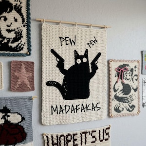 Patrón de ganchillo de gato negro divertido, adorno de pared con el meme "Pew Pew" (descarga en PDF)