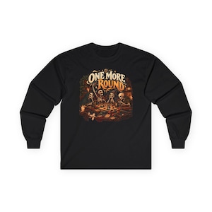 Camiseta de manga larga con escena de una noche de juegos de mesa "Una ronda más"