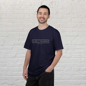 Camiseta "Git Commit Resolveu Tudo", Camiseta Divertida para Programador, Presente para Engenheiro de Software, Camiseta Minimalista com Estampa para Programador, Roupa Tecnológica para Geeks imagem 5