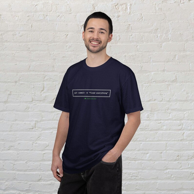 Camiseta "Git Commit Resolveu Tudo", Camiseta Divertida para Programador, Presente para Engenheiro de Software, Camiseta Minimalista com Estampa para Programador, Roupa Tecnológica para Geeks imagem 5