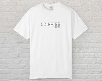 Camiseta com estampa digital de relógio "Hora do Café" - Camiseta minimalista com tipografia - Roupa para amantes de cafeína - Presente para programadores e apreciadores de café