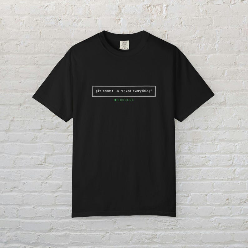 Camiseta "Git Commit Resolveu Tudo", Camiseta Divertida para Programador, Presente para Engenheiro de Software, Camiseta Minimalista com Estampa para Programador, Roupa Tecnológica para Geeks imagem 1