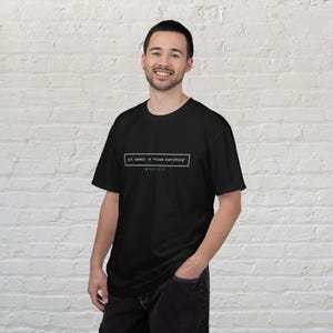 Camiseta "Git Commit Resolveu Tudo", Camiseta Divertida para Programador, Presente para Engenheiro de Software, Camiseta Minimalista com Estampa para Programador, Roupa Tecnológica para Geeks imagem 6