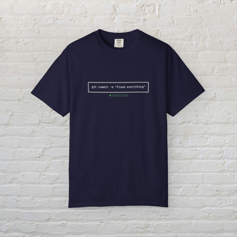 Camiseta "Git Commit Resolveu Tudo", Camiseta Divertida para Programador, Presente para Engenheiro de Software, Camiseta Minimalista com Estampa para Programador, Roupa Tecnológica para Geeks imagem 2
