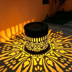 Solcellsdriven trädgårdslampa med pionmönster, vattentät utomhuslampa, dekorativ landskapslampa, automatisk på- och avstängd trädgårdslampa, uteplatsnattdekoration