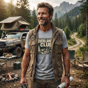 Personlig Overland Club t-shirt, anpassad årsmodell, terrängcampingtröja, 4x4-äventyrsgrafik, unisex bomullsringning