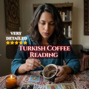 Puede incluir: Una persona con camisa azul verdoso oscuro realiza una lectura de café turco, sosteniendo una pequeña herramienta sobre una taza negra con patrones interiores. Cartas de tarot están extendidas sobre un paño estampado y una vela encendida está cerca.