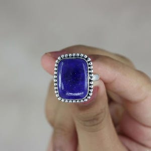 Anillo de plata de ley con lapislázuli hecho a mano / Joyería llamativa con borde rectangular de cuentas