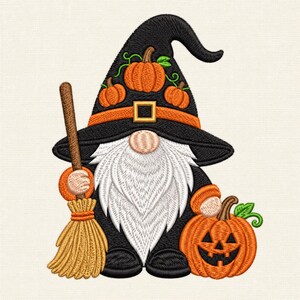 Motif de broderie automnale pour Halloween : gnome sorcière mignon avec citrouilles, balai et lanterne Jack O'Lantern. Fichier de broderie machine numérique.