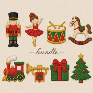 Può includere: Un set di ricami che include uno schiaccianoci, una ballerina, un tamburo, un cavallo a dondolo, un treno a vapore, una tromba, un pacco regalo e un albero di Natale. Ogni icona è realizzata con fili rossi, verdi e oro con il testo bundle.