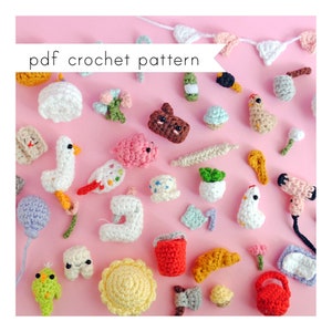 Puede incluir: Una colección de juguetes amigurumi de crochet coloridos, que incluyen un pollo, un cerdo, una flor, una paleta de pintura, un cubo, un croissant, un sol, un diente, una planta, un pastel, una botella, un pincel, un secador de pelo, una cuchara, un rodillo, una taza de té, un corazón, un globo, un pájaro, una bandera y una máquina de coser. Los juguetes están dispuestos sobre un fondo rosa con el texto "pdf crochet pattern" en la parte superior.