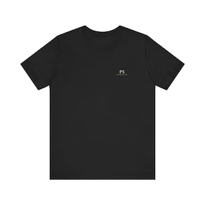 Prompt Society PS モノグラム Tシャツ | ミニマルな AI 開発者シャツ | AI エージェント カルチャー アパレル