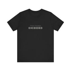 T-shirt med överskriden budget | T-shirt med AI-utvecklare | Gåva för snabb ingenjör | Minimal LLM-humorkläder