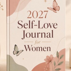 Könnte beinhalten: Ein gebundenes Journal mit cremefarbenem Einband und dem Text 2027 Self-Love Journal for Women. Das Design zeigt abstrakte Formen in zartem Rosa und Salbeigrün, zwei Schmetterlinge, einen kleinen Stern sowie eine Blumenillustration mit Blättern.