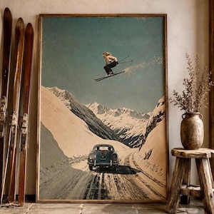 Può includere: Una stampa artistica incorniciata che raffigura uno sciatore che salta sopra un'auto d'epoca blu scuro su una strada di montagna innevata. La scena presenta cime innevate sotto un cielo tenue, con uno sciatore in volo sopra il veicolo in stile collage.