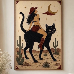 Könnte beinhalten: Ein rechteckiger Wandkunstdruck mit einer Wüstenlandschaft, Kakteen und einer großen schwarzen Katze. Eine Figur mit langem dunklem Haar trägt einen roten Cowboyhut, ein Bikinioberteil, einen Fransenrock und Cowboystiefel auf der Katze.