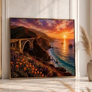 Könnte beinhalten: Ein rechteckiger Wandkunstdruck, der eine Küstenlandschaft bei Sonnenuntergang zeigt. Das Bild zeigt eine Betonbogenbrücke an einer Klippe, mit orangefarbenen Mohnblumen im Vordergrund, einem violett-orangen Himmel und dem Ozean.