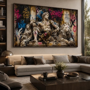 Könnte beinhalten: Ein großes rechteckiges Wandbild mit einer zentralen sitzenden männlichen Figur im klassischen Stil, flankiert von einer weiblichen Figur und einem Löwen. Das Kunstwerk ist mit lebendigen Graffiti überlagert, darunter die Texte POWER IS ART, LEGACY und DISCIPLINE BUILDS EMPIRES, vor einem dunklen, strukturierten Hintergrund mit Spritzern in Pink, Blau und Gelb.