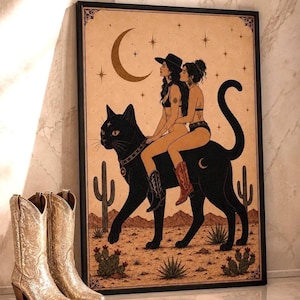 Könnte beinhalten: Ein gerahmter, rechteckiger Wandkunstdruck, der eine Wüstenlandschaft mit zwei Figuren auf einem großen schwarzen Katzenwesen zeigt. Das Bild enthält Kakteen, eine Mondsichel und Sterne. Daneben stehen zwei goldene, glitzernde Cowboystiefel.
