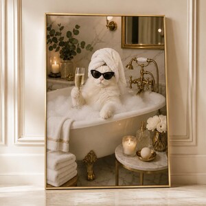 Könnte beinhalten: Ein gerahmter Wandkunstdruck, der eine flauschige weiße Katze mit schwarzer Katzenaugen-Sonnenbrille und einem weißen Handtuch auf dem Kopf zeigt. Die Katze sitzt in einer weißen Badewanne mit Löwenfüßen voller Schaum und hält ein Glas Sekt.
