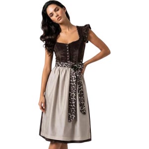 Puede incluir: Un vestido dirndl de color marrón oscuro con escote cuadrado, mangas con volantes y cierre frontal de botones. El corpiño es de tela texturizada, combinado con una falda de color beige claro y un delantal anudado a la cintura con estampado de leopardo.