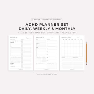 以下が含まれることがあります： ADHDプランナーセット3ページ分。日次、週次、月次のテンプレートで、白い紙に黒い文字が印刷されています。各ページにはスケジュール、優先順位、タスクリスト、習慣トラッカーのセクションが含まれています。右側には黄色い鉛筆が置かれています。