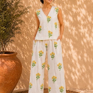 Zweiteiliges Set aus handbedruckter Baumwolle | Ärmelloses Oberteil mit Blumenmuster & Hose | Sommerliches Boho-Outfit