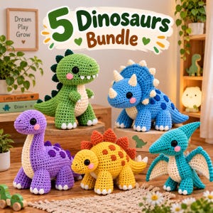 Puede incluir: Un conjunto de cinco dinosaurios de peluche tejidos a ganchillo en colores verde, azul, morado, amarillo y verde azulado. El lote incluye un T-Rex verde, un triceratops azul, un dinosaurio de cuello largo morado, un estegosaurio y un pterodáctilo.