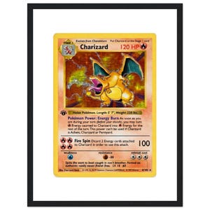 Puede incluir: Una carta coleccionable Charizard enmarcada que muestra a la criatura naranja con alas verde azulado. La carta presenta 120 HP, el poder Energy Burn y el ataque Fire Spin. El texto incluye el nombre, estadísticas y reglas en un marco negro.