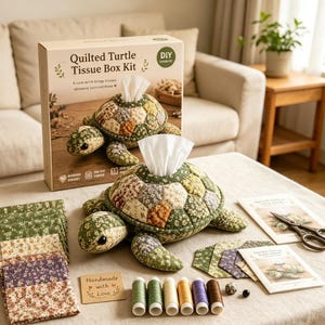 Peut inclure: Un kit de boîte à mouchoirs tortue matelassée comprenant une boîte avec le nom du produit, une housse de boîte à mouchoirs en forme de tortue, des carrés de tissu floral, six bobines de fil, deux perles, des ciseaux et deux livrets.