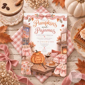 Könnte beinhalten: Eine rechteckige Einladungskarte mit dem Titel Pumpkins and Pajamas, die eine gemütliche Innenszene mit einem geschnitzten Kürbis, einem Stück Kuchen und Hausschuhen zeigt. Der Text enthält Veranstaltungsdetails für den 25. Oktober um 19:00 Uhr.