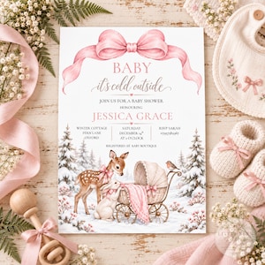 Puede incluir: Una invitación rectangular para baby shower con un lazo rosa en la parte superior, el texto "BABY it's cold outside" y una escena invernal con un cervatillo, un conejo y un cochecito de bebé vintage. Incluye los detalles del evento de Jessica Grace.
