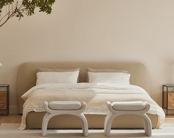 Cama de color beige suave