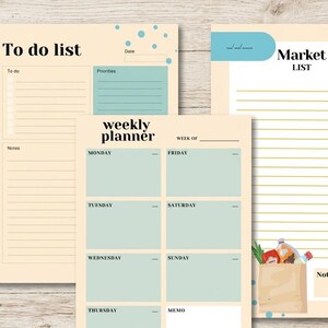 Puede incluir: Tres hojas de planificador de papel con fondo crema y detalles en azul verdoso. Una hoja es una To do list, otra es un weekly planner con los días de la semana y otra es una Market LIST con una ilustración de una bolsa de papel con comida.
