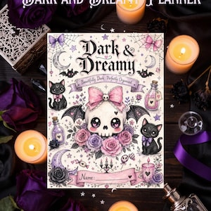 Può includere: Una copertina per agenda con un teschio centrale con ali di pipistrello e un fiocco rosa, circondato da gatti neri, rose viola e rosa, boccette di pozioni e stelle. Il testo recita Dark & Dreamy e Beautifully Dark, Perfectly Organised.