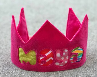 Corona de cumpleaños personalizada de tela y fieltro recortado con nombre