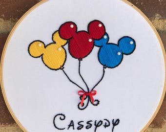 Aro de bordado de 7" con globos de Disney personalizados: bordado inspirado en Disney, globo de Disney, arte de pared de Disney personalizado, regalo de Disney