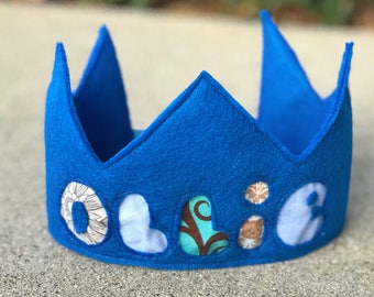 Corona de cumpleaños personalizada de tela y fieltro recortada con nombre