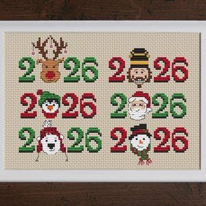 Puede incluir: Un patrón de punto de cruz en un marco de madera marrón oscuro que muestra seis filas del año 2026. Cada fila reemplaza el cero con un personaje navideño: un reno, un cascanueces, un pingüino, Santa Claus, un oso polar y un muñeco de nieve.