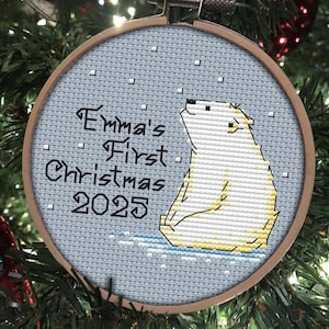 Primeiro Natal do Bebê 2025 - PADRÃO DE PONTO CRUZ Personalizável e Personalizado pdf - Lindo filhote de urso polar - Enfeite de 4” - fácil, rápido, presente