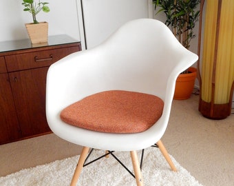 Coussin pour Eames a moulé la chaise en plastique de bras