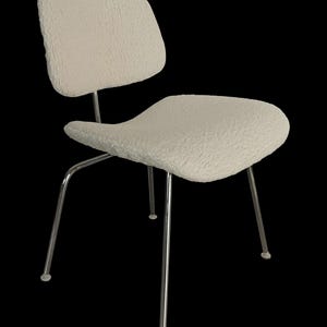 Eames-inspirerad kudde till plywoodmatstol (dcm/dcw) - Veganskt boucléöverdrag i fårskinn