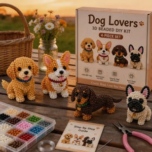 Peut inclure: Un kit de bricolage en perles 3D pour amoureux des chiens comprenant une boîte en carton avec le texte Dog Lovers 3D Beaded DIY Kit 4-Piece Set, quatre figurines de chiens en perles, une boîte de perles, un guide et une pince en métal.