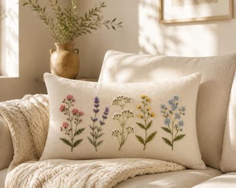 Handbroderat pastellfärgat vildblommigt ländryggskudde, blommig linnekudde, soffdekor i lantlig stil, botanisk inflyttningspresent