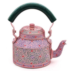 Pode incluir: Uma chaleira de metal rosa com uma alça arqueada verde-escura e uma tampa. O corpo e o bico são decorados com um padrão intrincado de vinhas verdes, folhas azuis e pequenos detalhes florais vermelhos por toda a superfície.