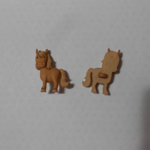 Novelty Button - IN THE BARNYARD - Horse  1 1/8&quot;