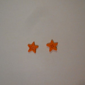 Novelty Button - STAR - orange - sew-thru 3/4&quot;