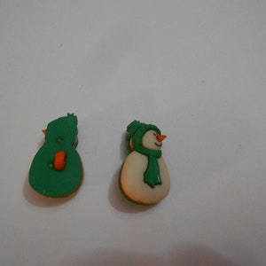 Novelty Button - VINTAGE SNOWMAN (green scarf & hat)  1&quot;