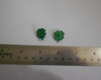 Novelty Button - Glitter Shamrock  3/4"